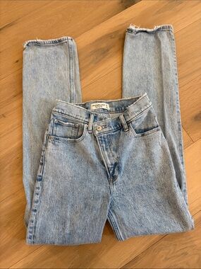 Abercrombie & Fitch Light Wash High-Rise Women’s Jeans - Classic Blue Denim